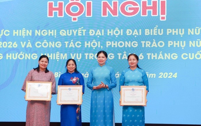 Ảnh khen thưởng HN sơ kết giữa nhiệm kỳ